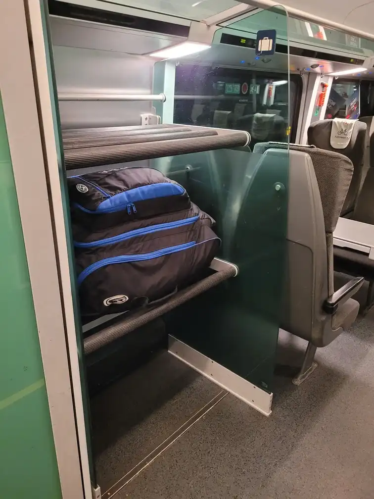 Luggage rack with two shelves in a Railjet train