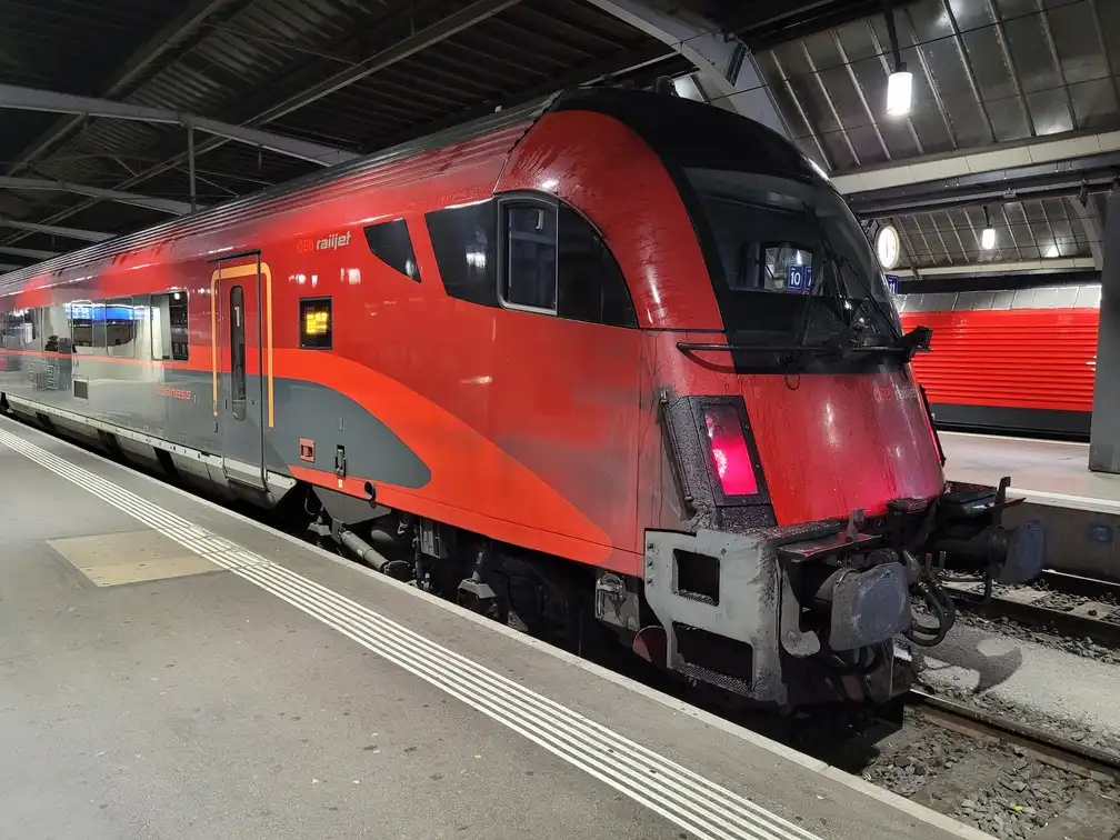 Railjet train on a platform