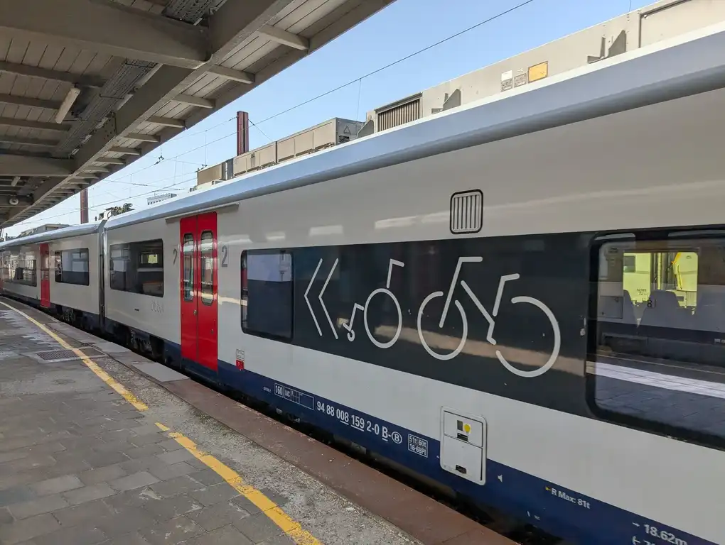Entrance door for bicycles in a Desiro train