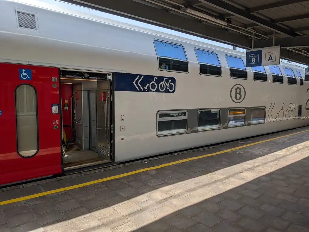 Entrance door for bicycles in a double-deck intercity train