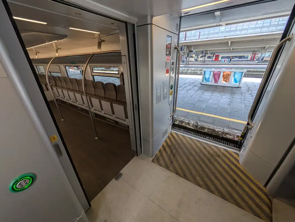 Accessible entrance area in a double-deck intercity train