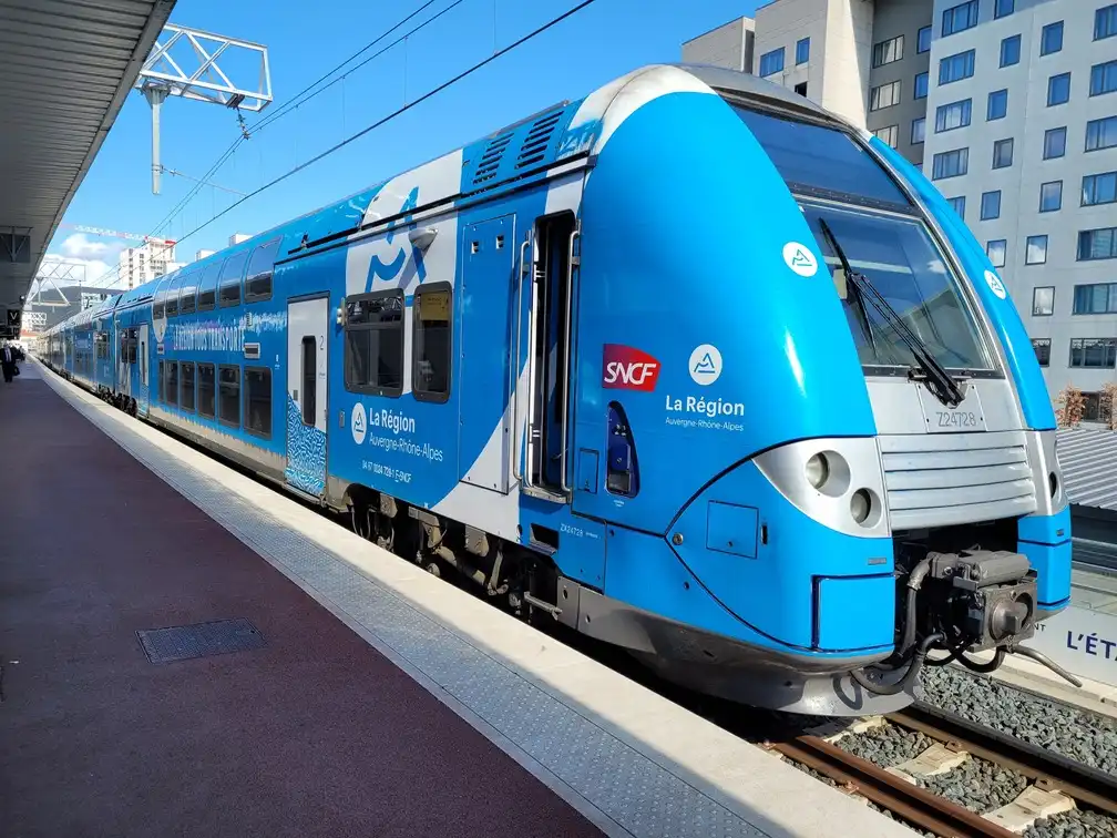 TER 2N NG on a platform