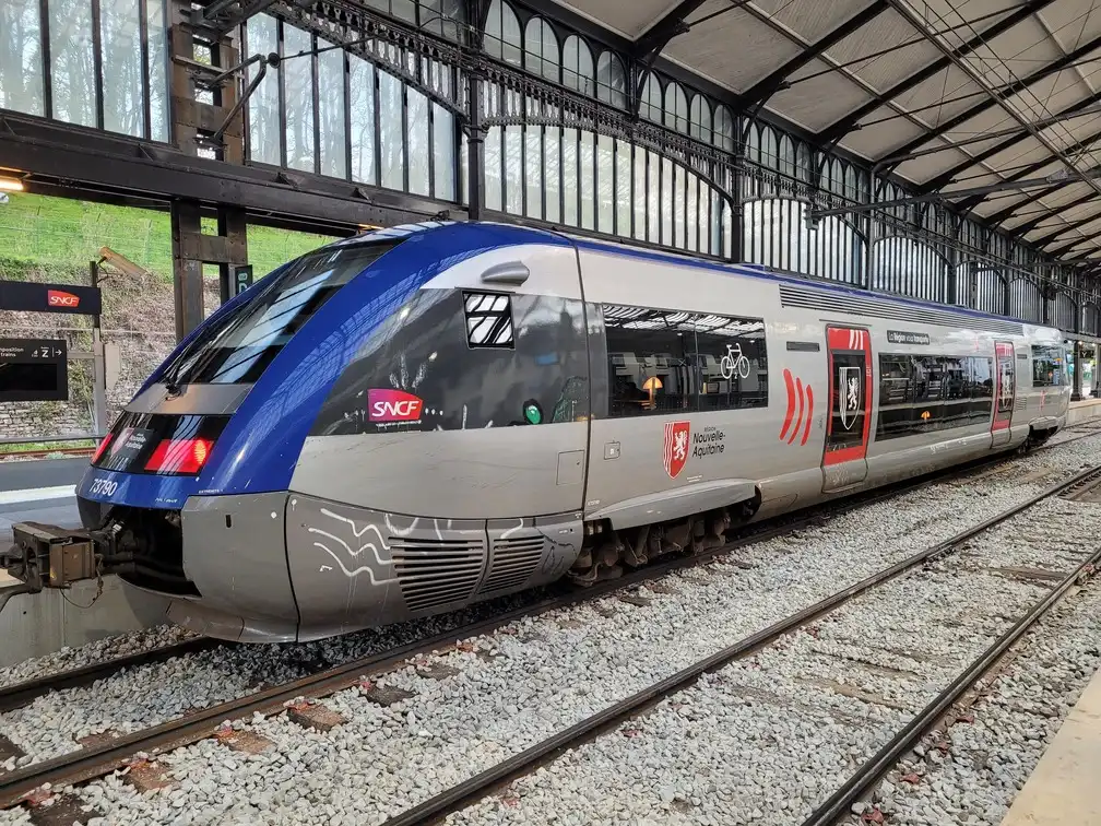 A TER on a platform