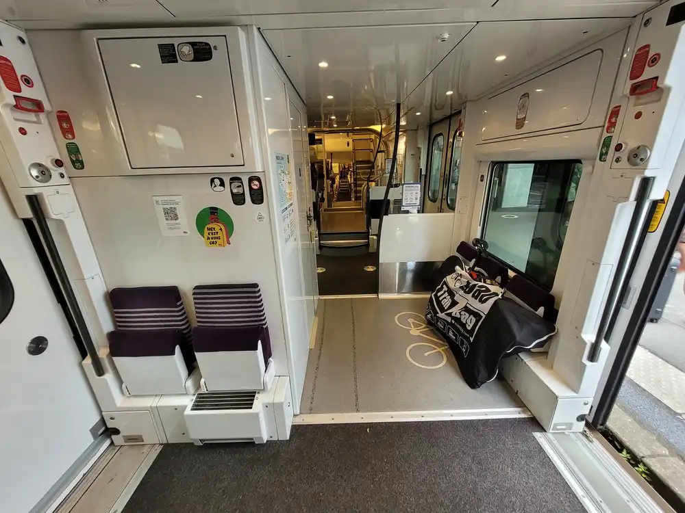 Packed bicycle in the entrance space of a Regio 2N