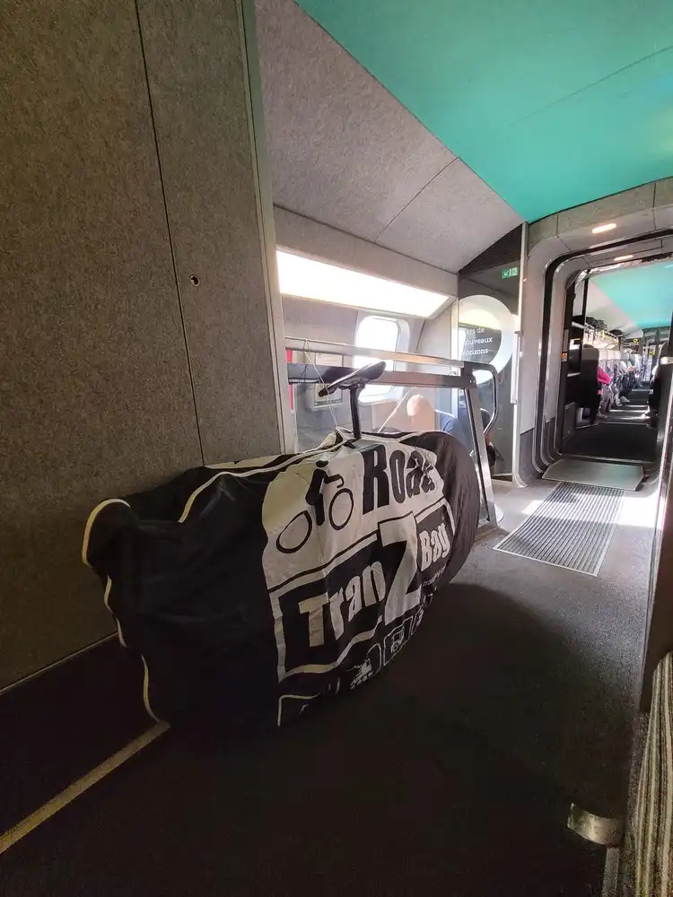 Packed bicycle in a TGV Duplex corridor