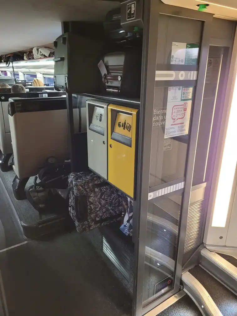 Mixed shelf with luggage racks and trash bins