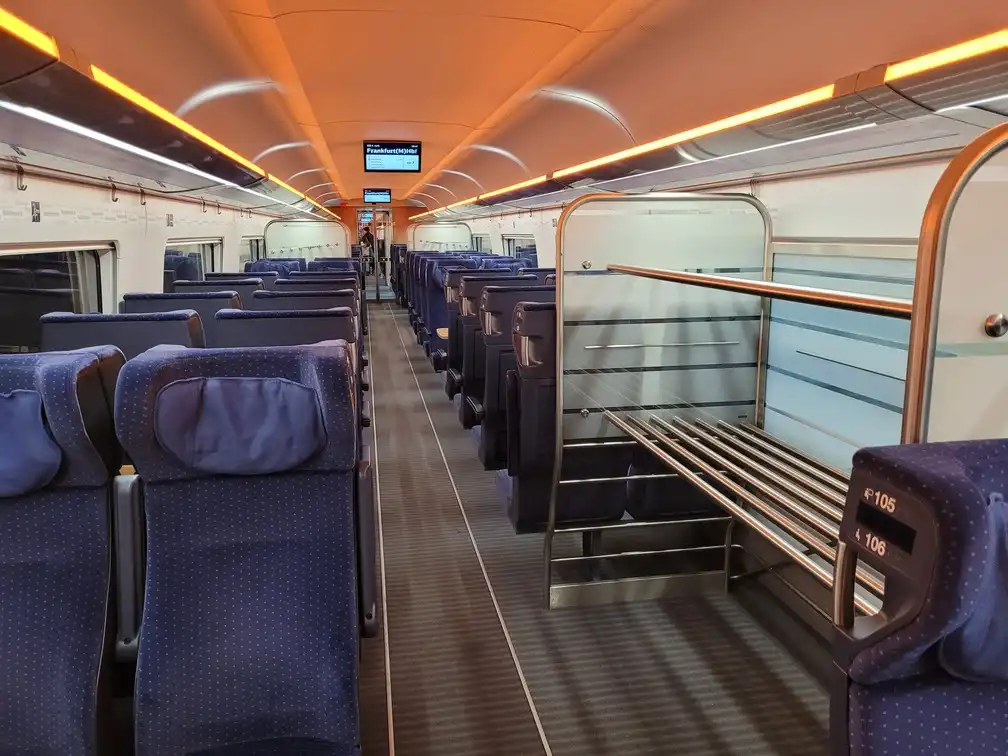 Seats and large luggage racks in an ICE4