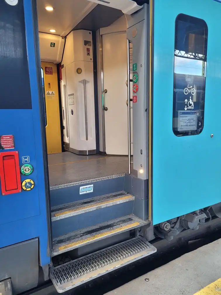 Entrance door with steps for bicycles