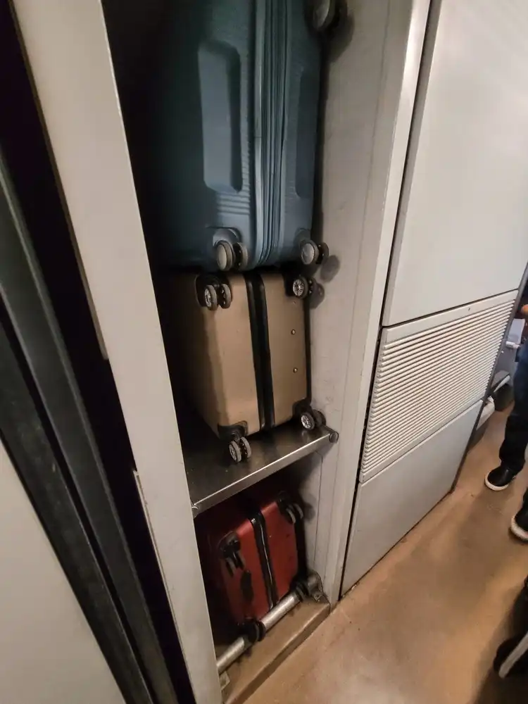Narrow luggage rack in an ETR 460 train