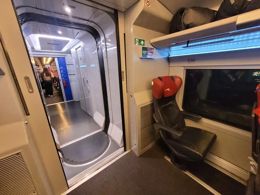 Single seat (dog seat) at the end of a first class carriage in an AGV train