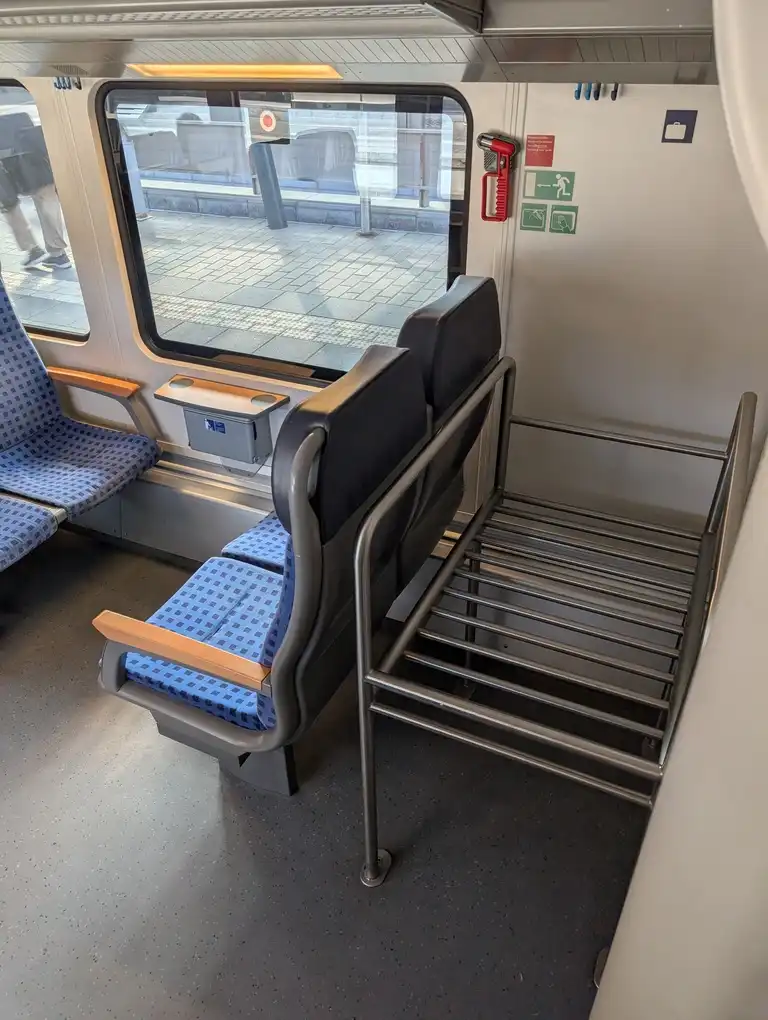 Small luggage rack in a Bombardier Dosto train