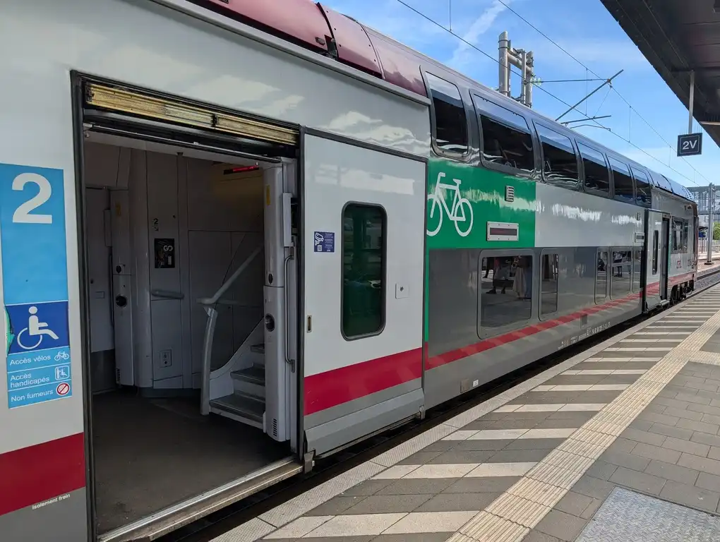 Entrance door for bicycles in a Coradia Duplex train