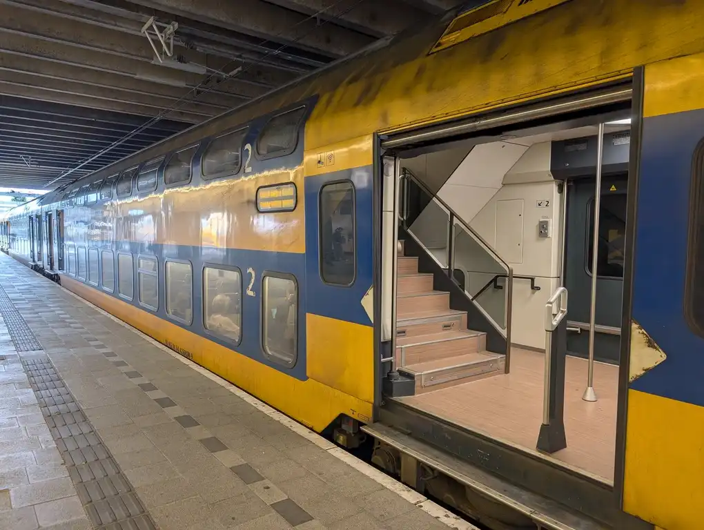 Entrance door in a DDZ train
