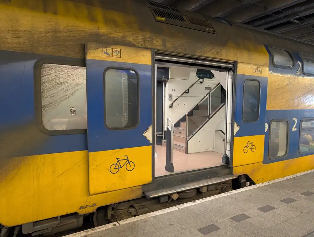 Entrance door for bicycles in a DDZ train