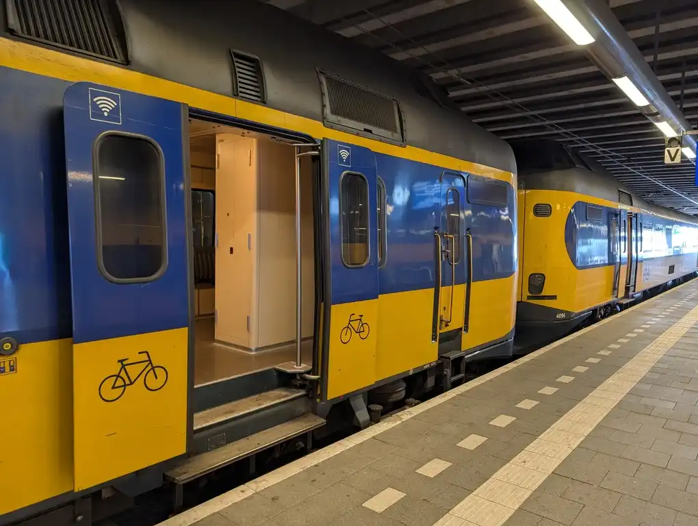 Entrance door for bicycles in an ICM train