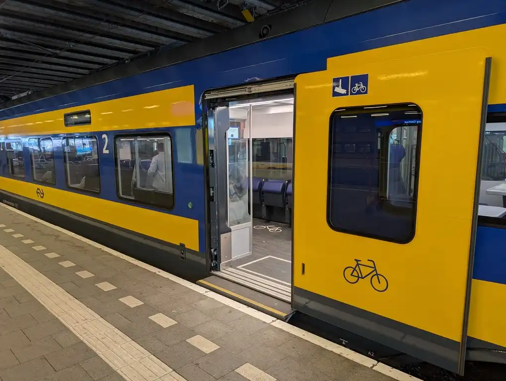Entrance door for bicycles in an ICNG train