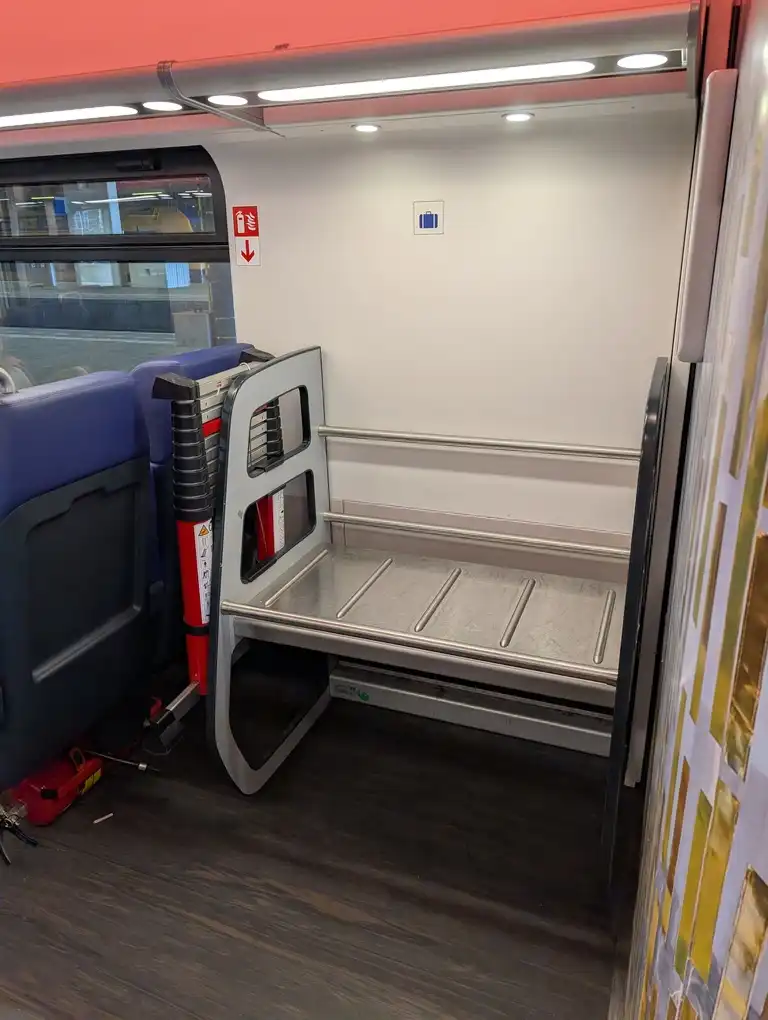 Luggage rack in an ICNG train