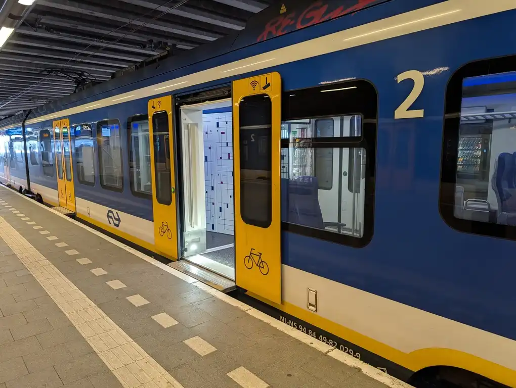 Entrance doors for bicycles in a Sprinter-NG train