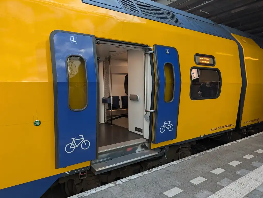 Entrance door for bicycles in a VIRM train
