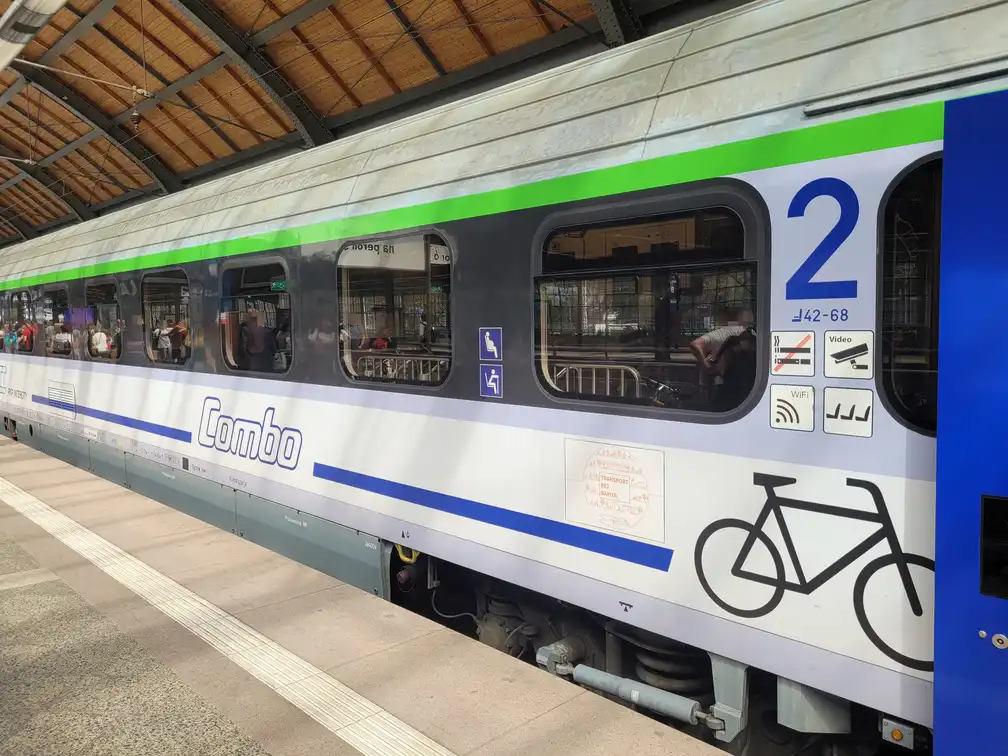 Carriage with bicycle space on a platform