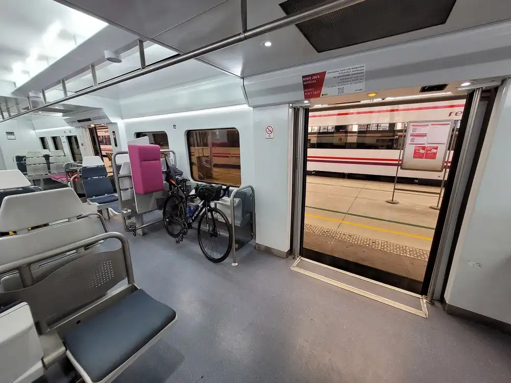 Entrance space with a bicycle in a Cercanias train