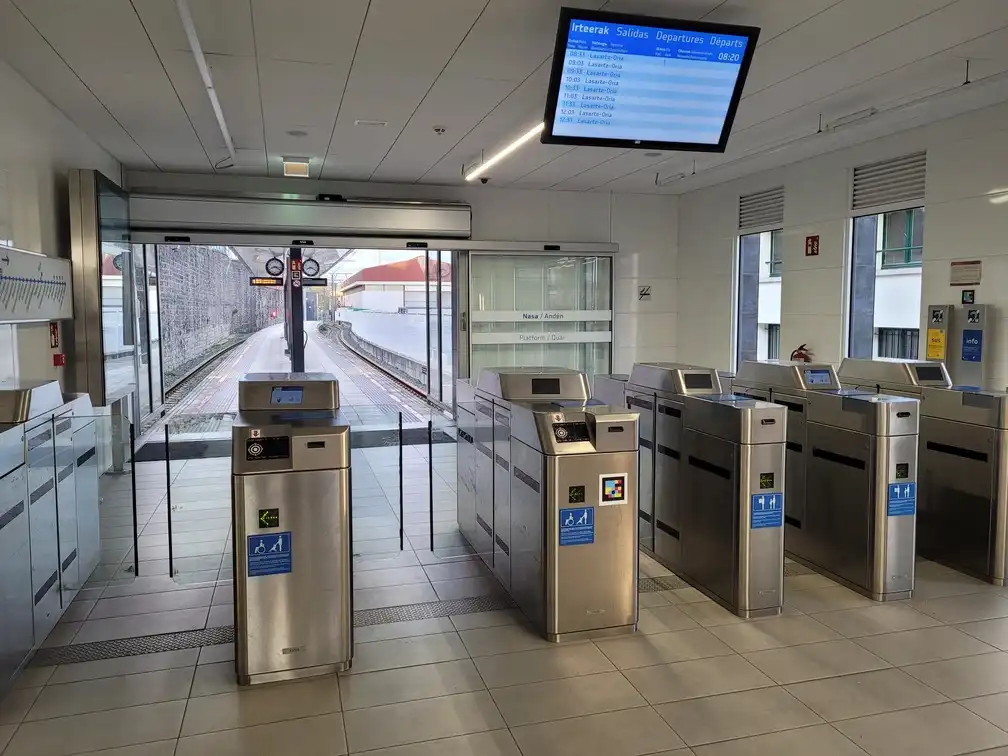 Euskotren gates looking like a metro