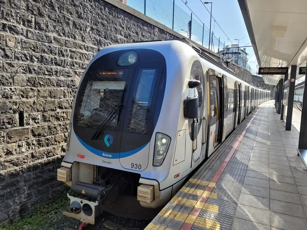 Train from Euskotren on a platform