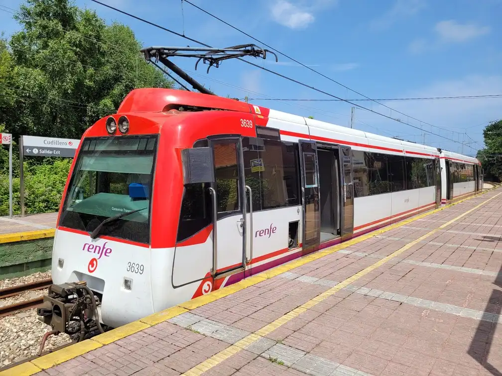 Renfe series 436 electric train on a platform