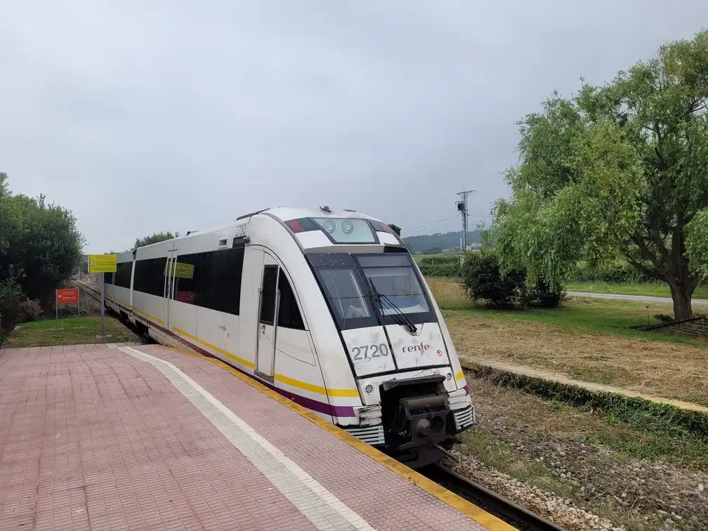 Renfe series 527 train on a platform