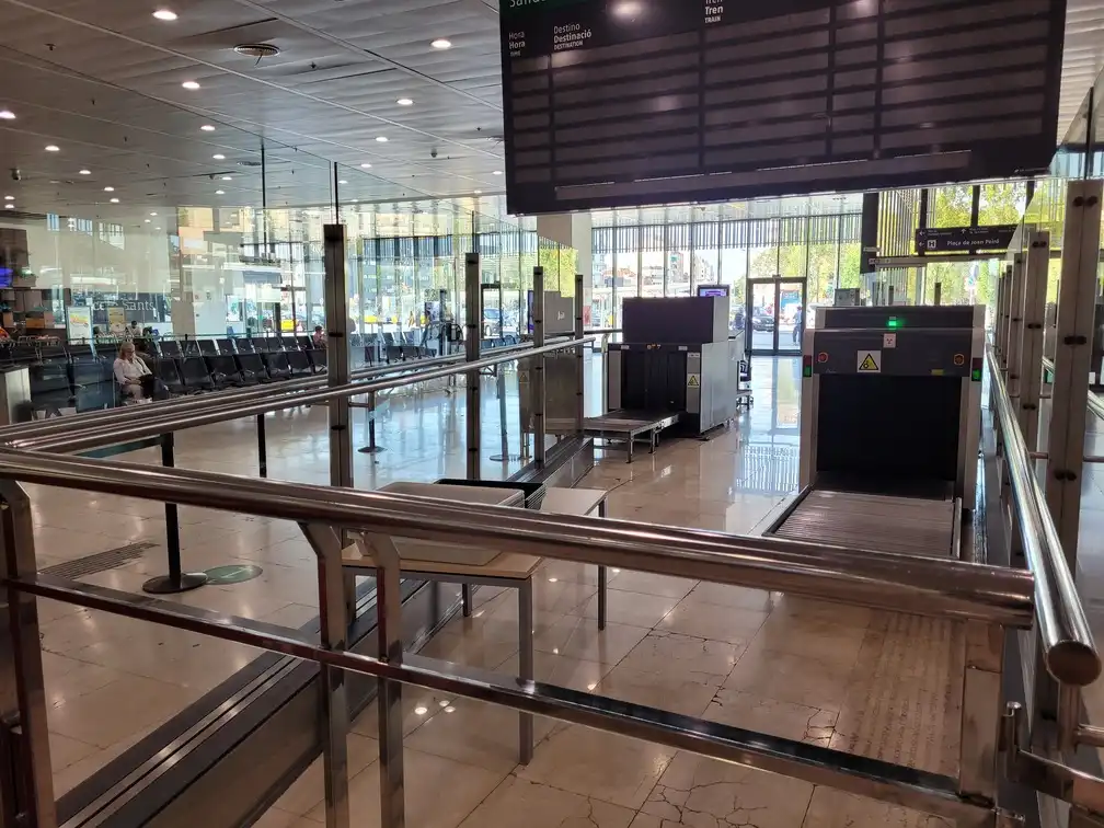 Luggage scanners in Barcelona Sants