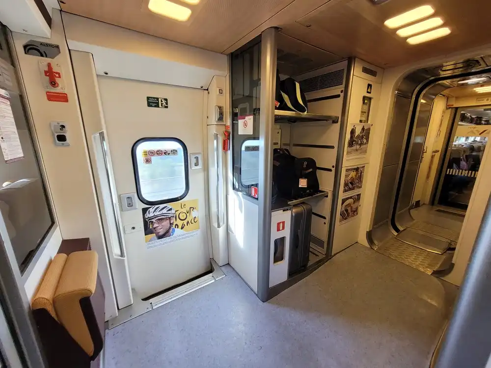 Entrance area with a small luggage rack in a Renfe Class 100 train