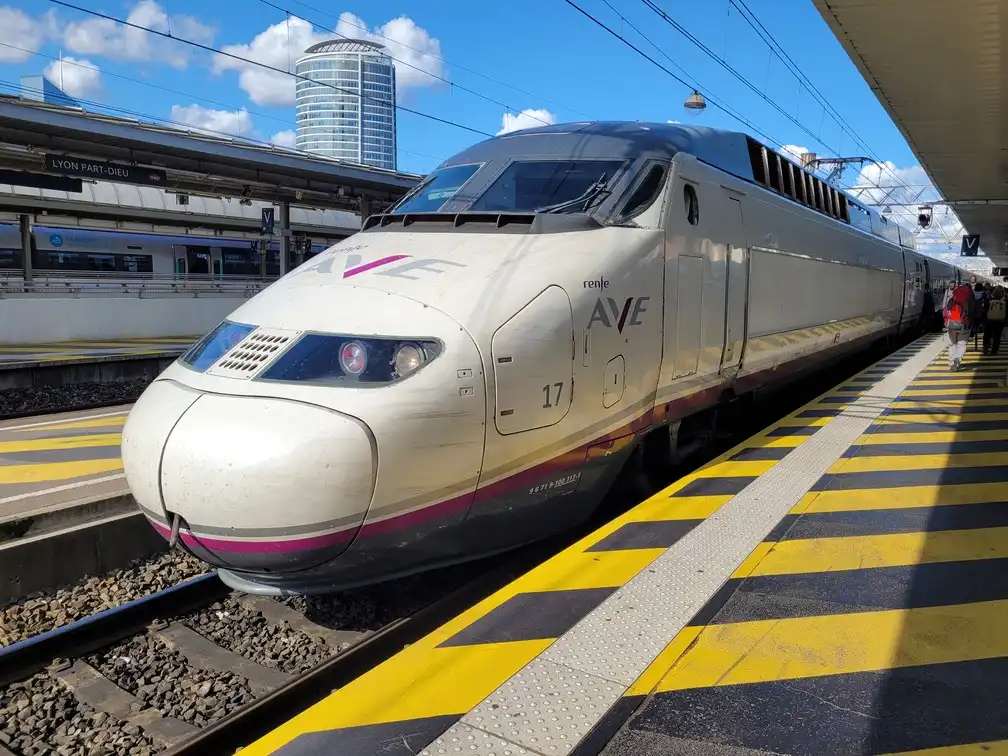 Renfe Class 100 train on a platform