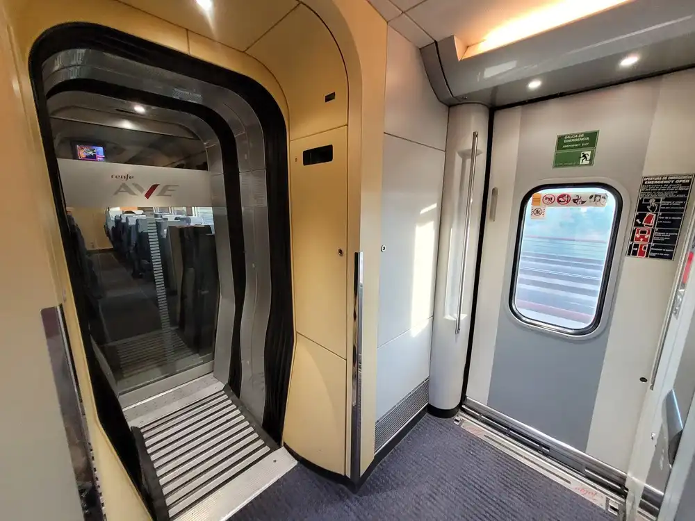 Entrance area in a Renfe series 102