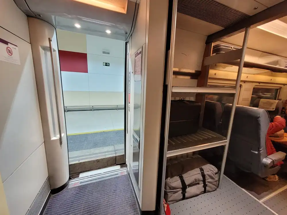 Small luggage rack in a Renfe series 102