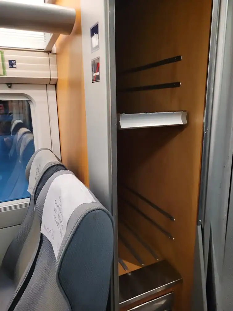 Tiny luggage rack in a Renfe series 102