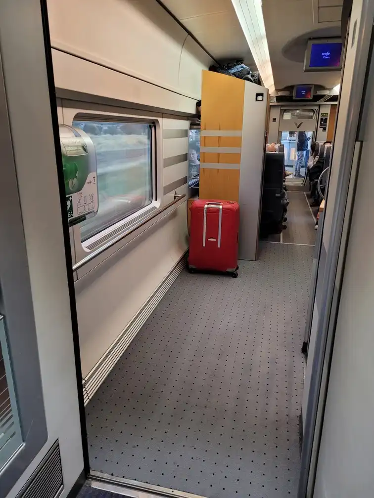 Corridor to the wheelchair-accessible space in a Renfe series 102