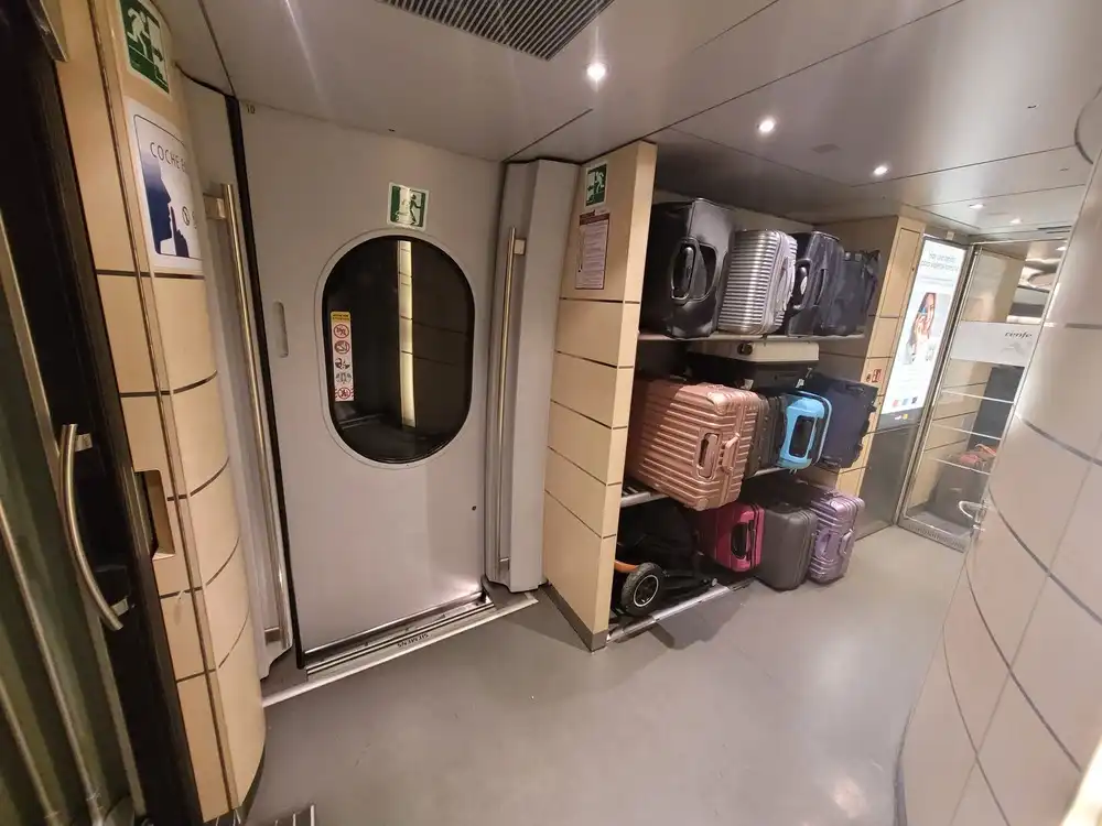 Entrance area with large luggage racks in a Renfe series 103