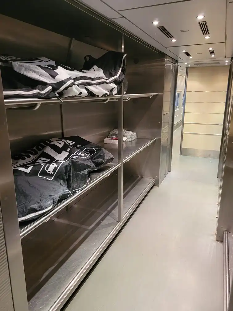 Shelf behind the restaurant where many packed bicycles fit in a Renfe series 103