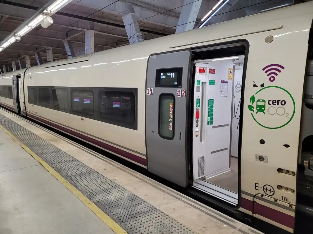 Entrance door of a Renfe series 106