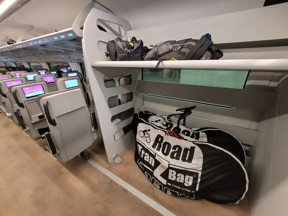 Packed bicycles in a wide luggage rack in a Renfe series 106