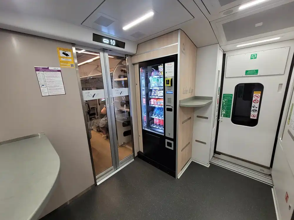 Entrance area with a vending machine in a Renfe series 106
