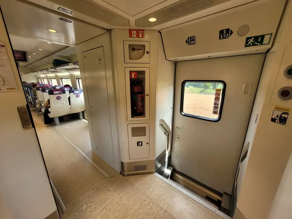 Entrance area inside a Renfe series 121