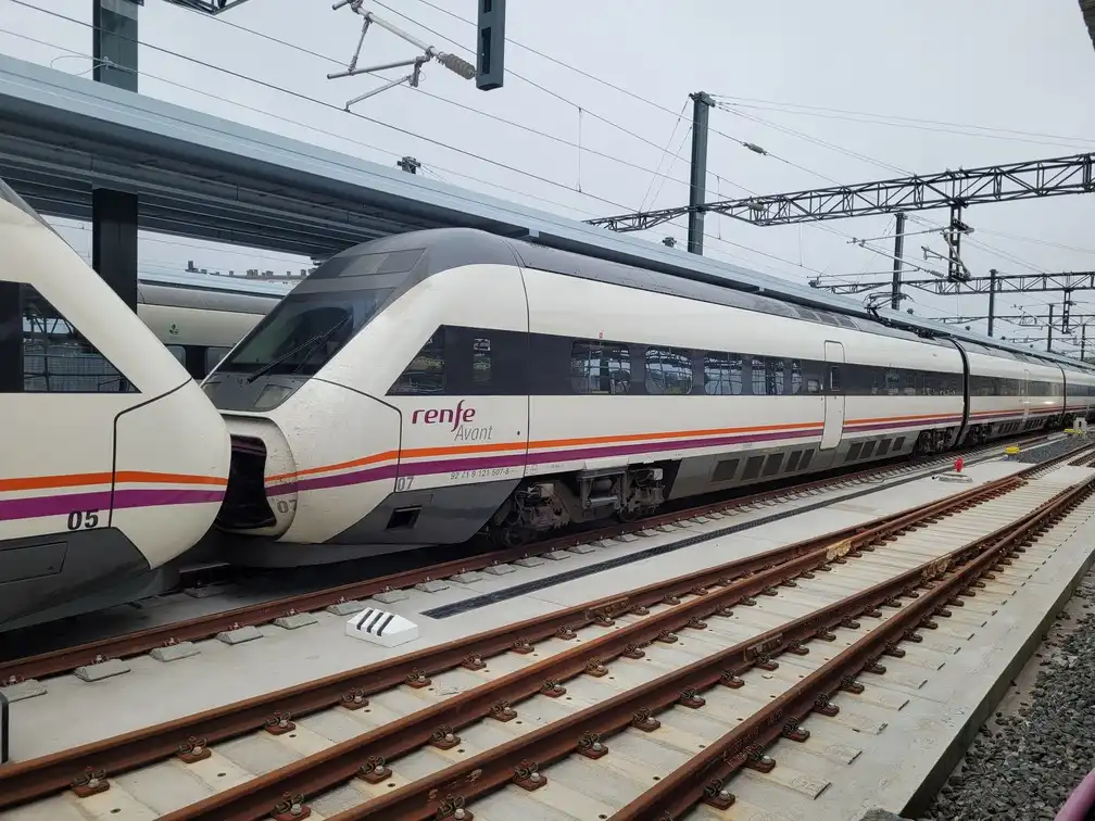 Renfe series 121 train on a platform