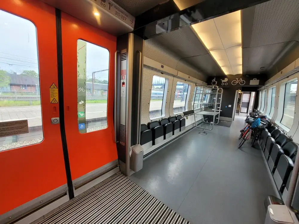 Mixed-use low-floor section in an Øresundståg train