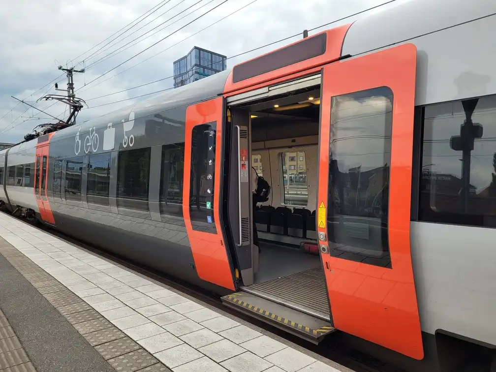 Entrance of the low-floor section of an Øresundståg train