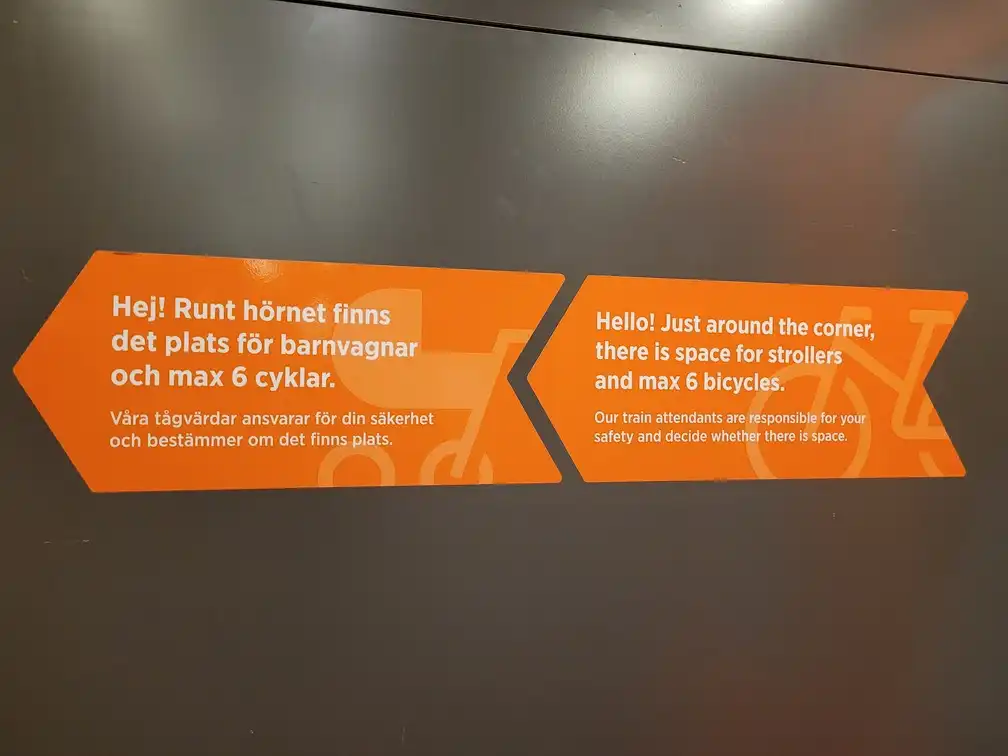 Signage mentioning a limit of 6 bicycles in an Øresundståg train