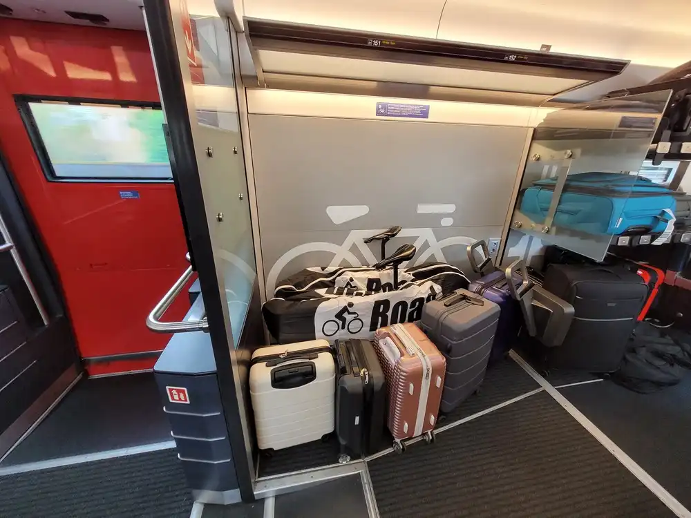 Bicycle and luggage space in a Giruno train