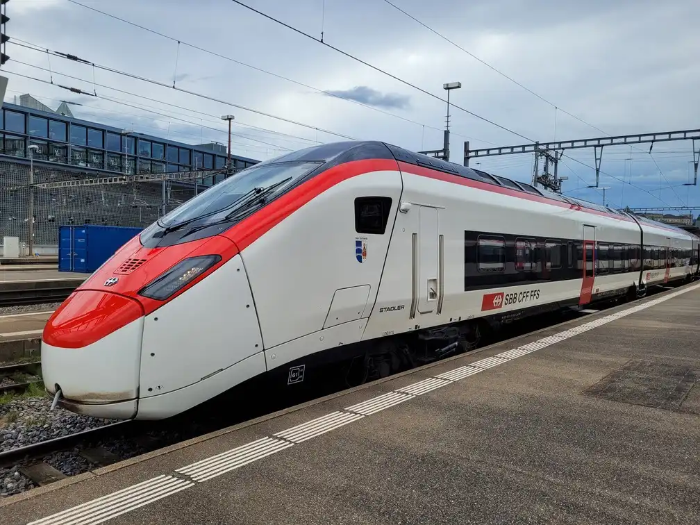 Giruno train on a platform